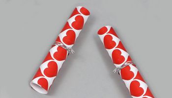  Papierrolle mit Fertigschleife