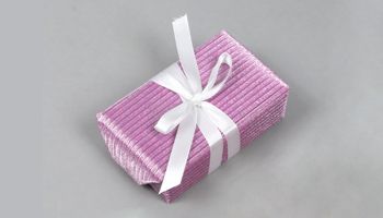  Geschenk mit Satinschleife