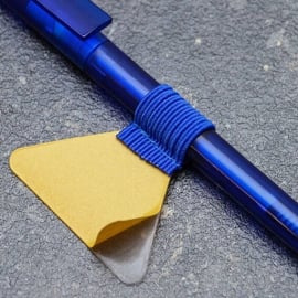 Porte-crayon, avec boucle élastique plat, auto-adhésif, bleu moyen 