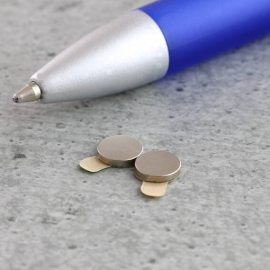 Scheibenmagnete aus Neodym, selbstklebend, 6 mm x 0,75 mm, N35 