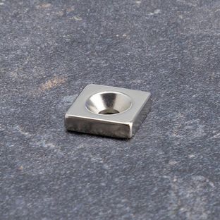 Aimants néodymes en forme de carré avec trou fraisé 15 x 15 mm