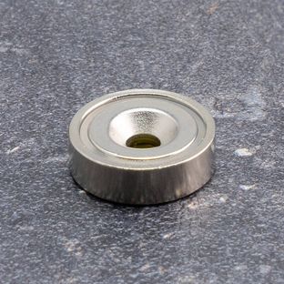 Topfmagnet mit Bohrung und Senkung, Neodym 20 mm | 9 kg | vernickelt