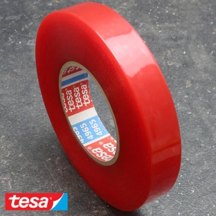 tesa 4965, Doppelseitiges PET-Klebeband, sehr starker Acrylatklebstoff, rote Folienabdeckung 25 mm