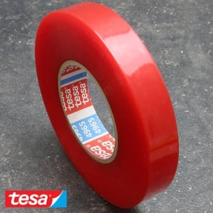 tesa 4965, Doppelseitiges PET-Klebeband, sehr starker Acrylatklebstoff, rote Folienabdeckung 