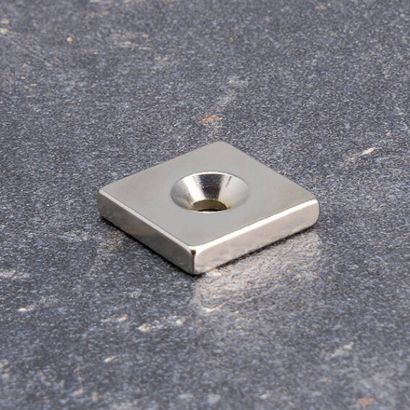 Aimants néodymes en forme de carré avec trou fraisé 20 x 20 mm
