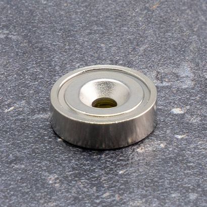 Topfmagnet mit Bohrung und Senkung, Neodym 20 mm | 9 kg | vernickelt